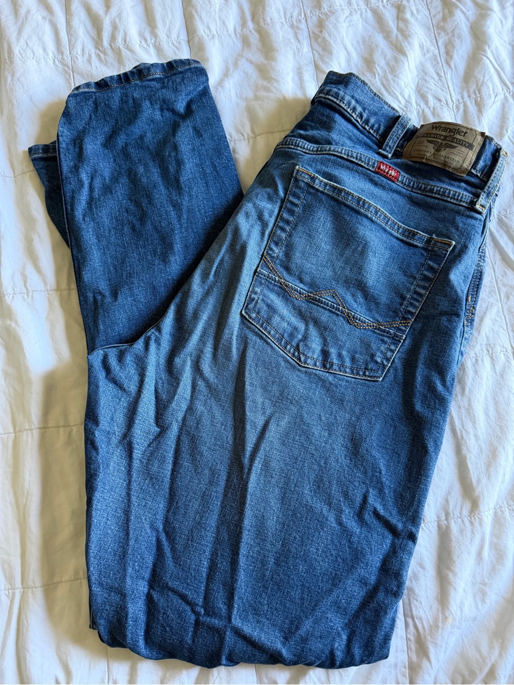 Wrangler Relaxed Fit Men's Jeans in Mid Blue